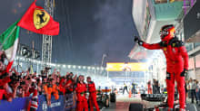 Carlos Sainz tuulettaa tallin henkilökunnalle Singaporen osakilpailun jälkeen.