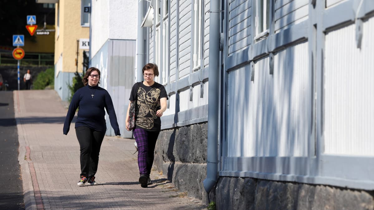 Savonlinnan taidelukiolaiset RJ Mättö ja Kai Hakkarainen kävelemässä kadulla.