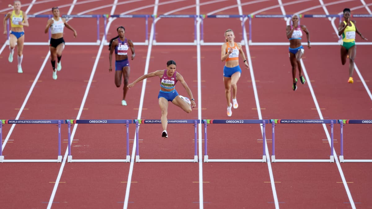 Sydney McLaughlin ylittää aitaa naisten 400 metrin aitafinaalissa.