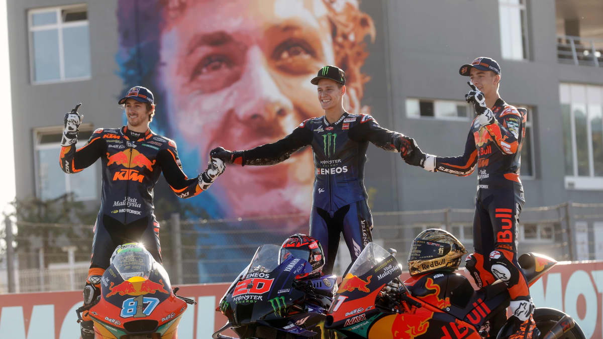 Ratamoottoripyöräilyn kauden 2021 voittajat juhlivat. Keskellä MotoGP:n voittaja Fabio Quartararo, vasemmalla Moto2-luokan mestari Remy Gardner ja oikealla Moto3-luokan ykkönen Pedro Acosta.