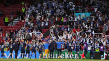 Spelarna tackar de tillresta finländska fansen för stödet på Parken.