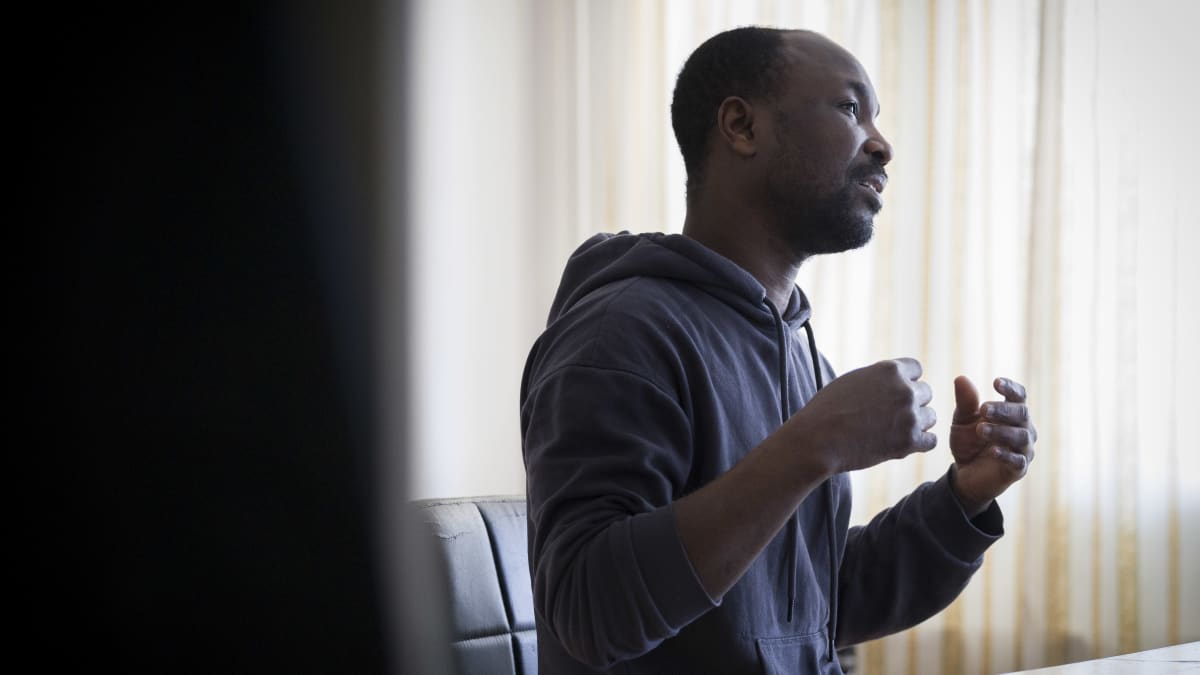 Mohammed Musah selittää kotonaan.