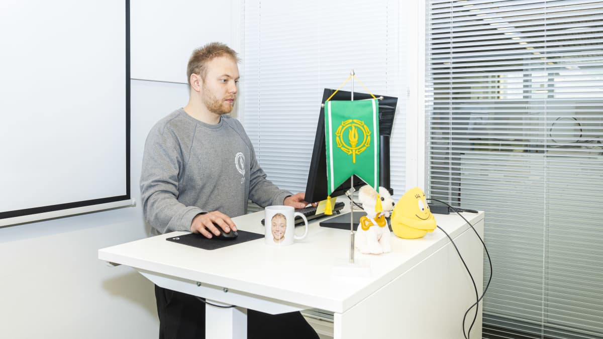 JYY:n hallituksen puheenjohtaja Konsta Tarnanen työskentelee tietokoneella.