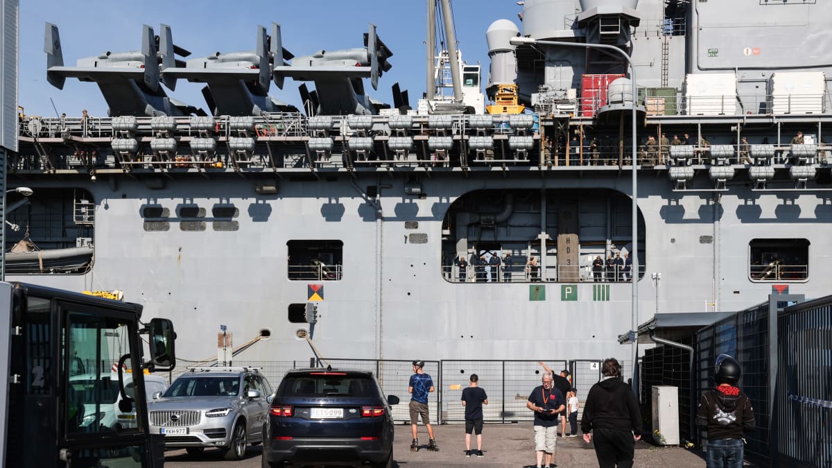 Yhdysvaltain laivaston maihinnousutukialus USS Kearsarge on saapunut satamavierailulleen Helsingin Hernesaareen.
