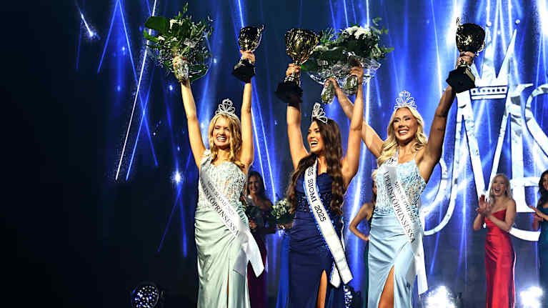 Miss Suomi Sarah Dzafce sekä perintöprinsessat riemuitsevat, nostavat kukat ja pokaalit ilmaan.