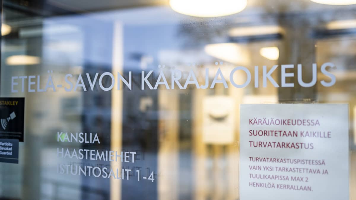 Etelä-Savon käräjäoikeuden sisäänkäynti lähikuvassa.