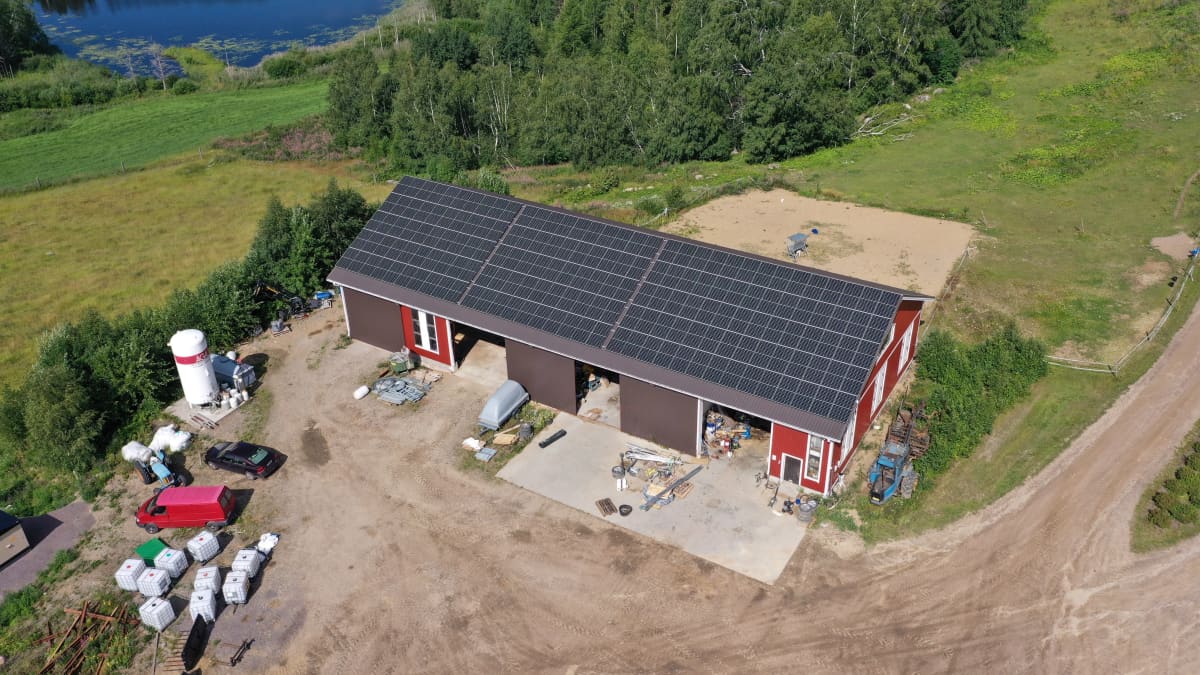 Punkaharjulaisen Kaskilan tilan rakennus, jonka katolla aurinkopaneelit.