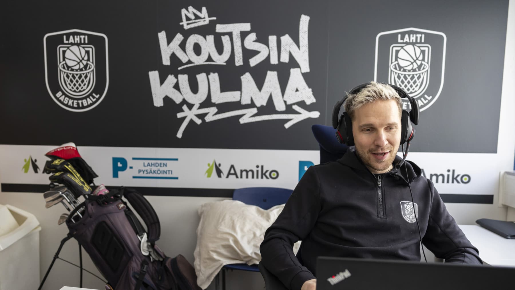 Koripalloselostaja ja valmentaja Kristian Palotie tekemässä podcastia Lahti Basketballin toimistolla 13.2.2024 klo 10:07.
