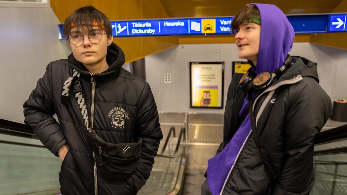 Nuoria Tikkurilan asemalla. Vasemmalla Micael ja oikealla Leevi