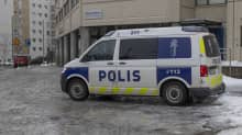 Poliisiauto pasilan poliisitalon vieressä jalkakäytävällä.