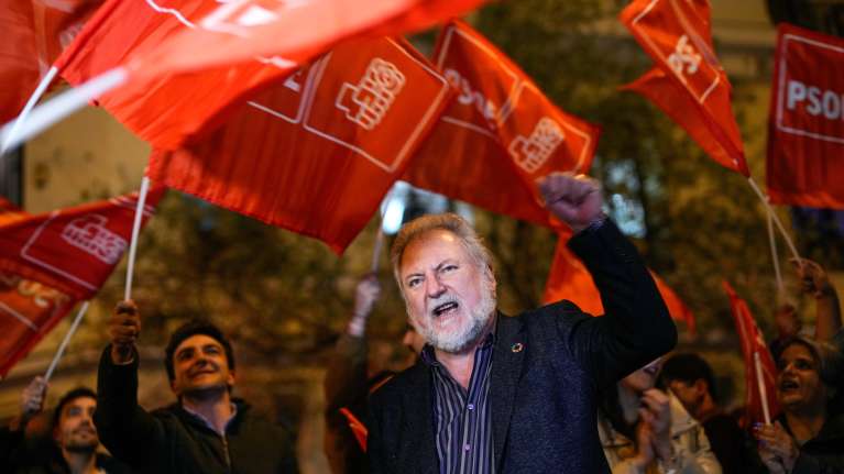 Sosialistipuolueen kannattajat osoittivat keskiviikkoiltana tukeaan pääministerille puolueen päämajan ulkopuolella Madridissa.