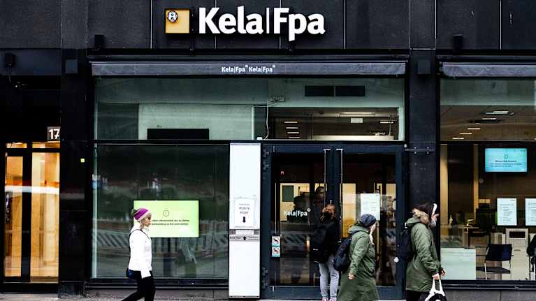Kela maksaa ihmisille esimerkiksi asumistukea. Monen ihmisen asumistuki pienenee. Kuva: Henrietta Hassinen / Yle