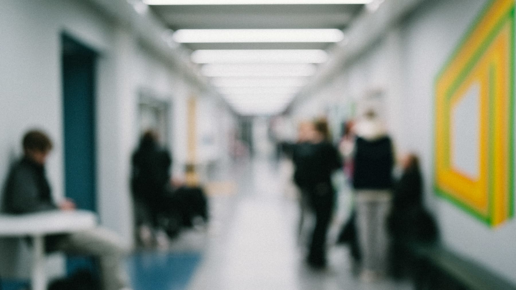 Anonyymi koulun käytävä epätarkkana.
