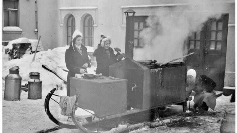 Lotat keittävät ruokaa sotilaille vuonna 1940. Kuva: SA kuva