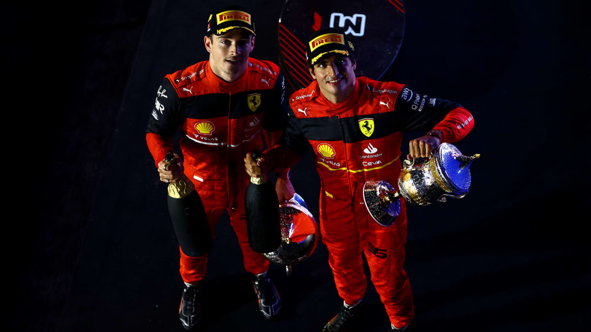 Charles Leclerc ja Carlos Sainz juhlivat kaksoisvoittoa.