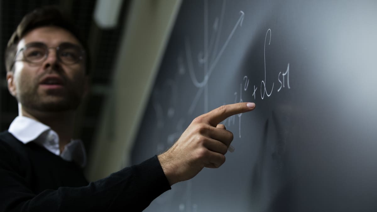 Johns Hopkins Universityn Physiikan ja astronomian laitoksen tutkijaprofessori Tommi Tenkanen esittelee kehittämäänsä kaavaa Helsingin Yliopiston Physicumissa 2019 elokuussa
