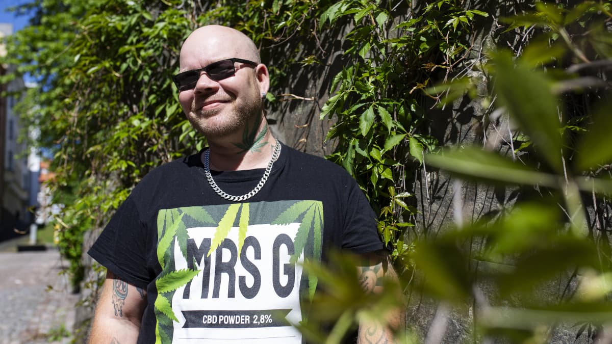Kannabiksesta valmistettuja cbd-tuotteita Suomeen tuova Tuomas Ahonen henkilökuvassa.