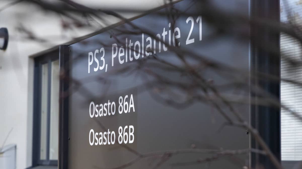 Musta kyltti, jossa lukee osaston numerot. 
