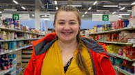 Jenna Mattila kauppahyllyjen välissä.