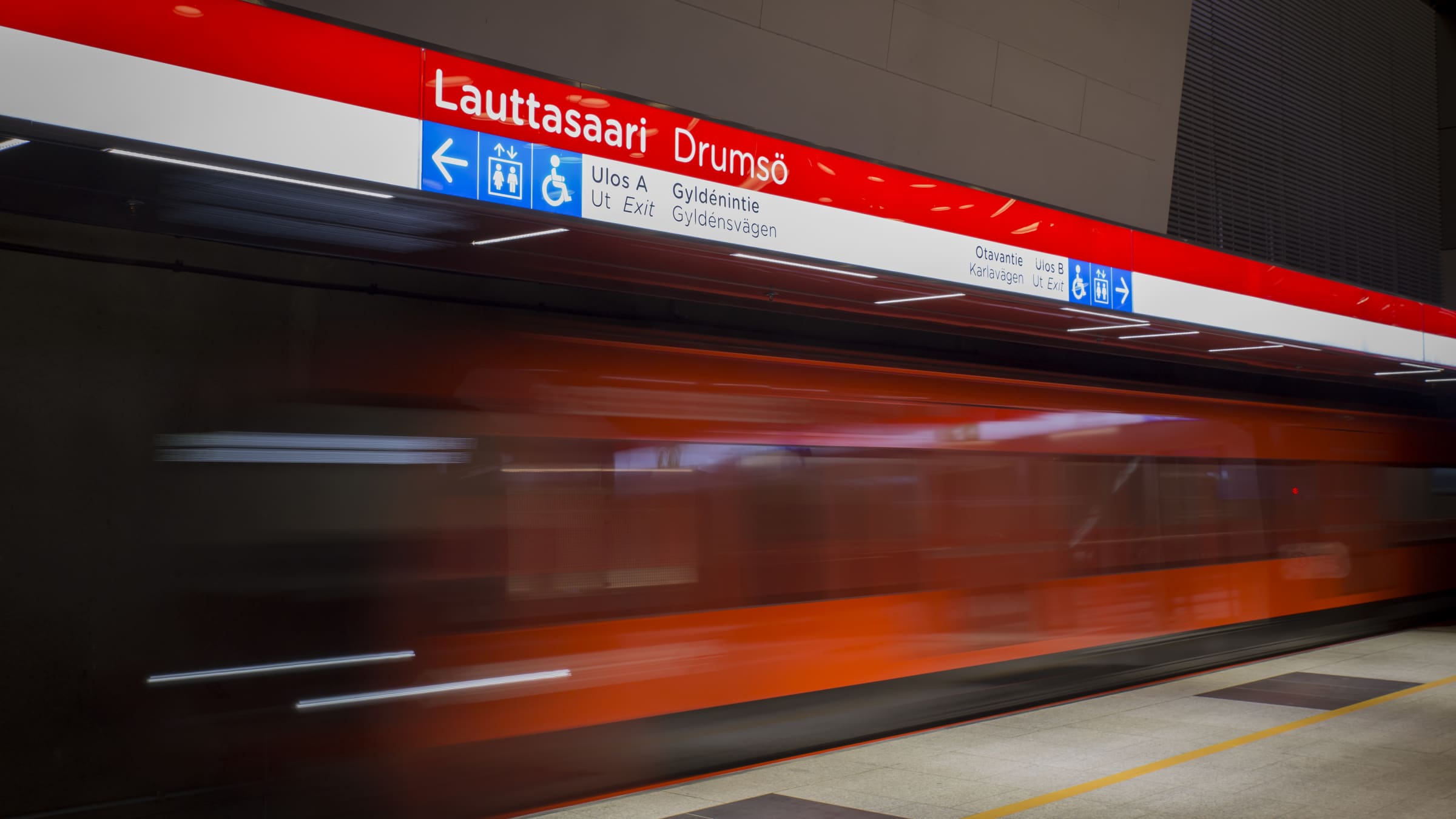 liikkuva metro Lauttasaaren asemalla asemalla