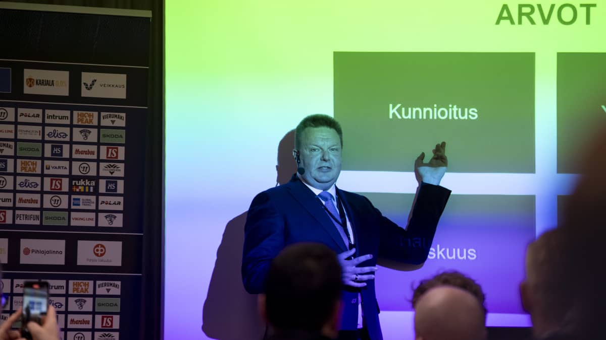 Jääkiekkoliiton puheenjohtaja Harri Nummela luennoi.