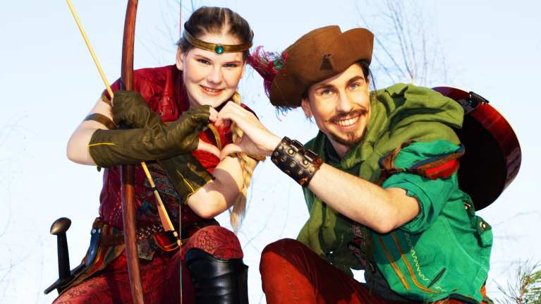 Robin Hoodista kertovan Sinkkolan kesäteatterinäytelmän esittelykuvassa ovat Marian ja Robin.