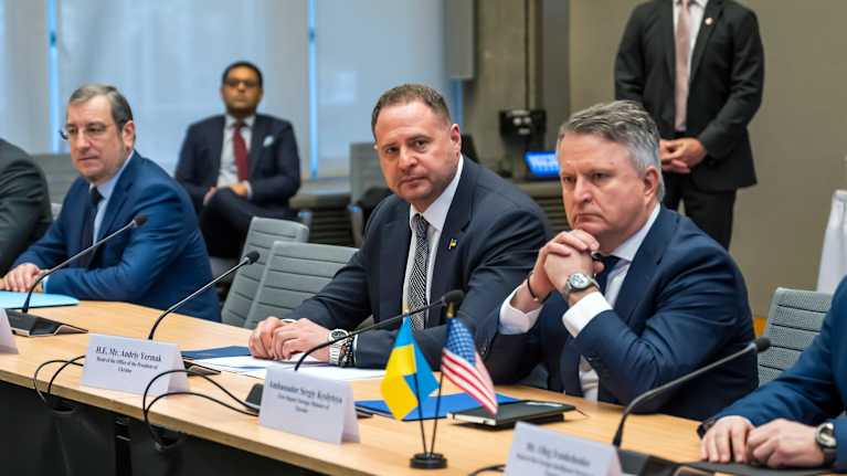 Yermak (kuvassa keskellä, toinen oikealta) johti sunnuntaina Ukrainan valtuuskuntaa Genevessä, rauhansuunnitelmaa koskevissa neuvotteluissa.