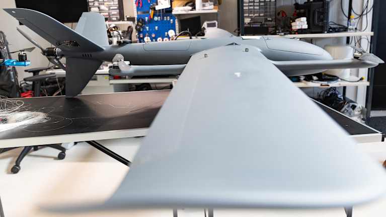 Kiinteäsiipinen tiedusteludrone Sensofusionin tiloissa.