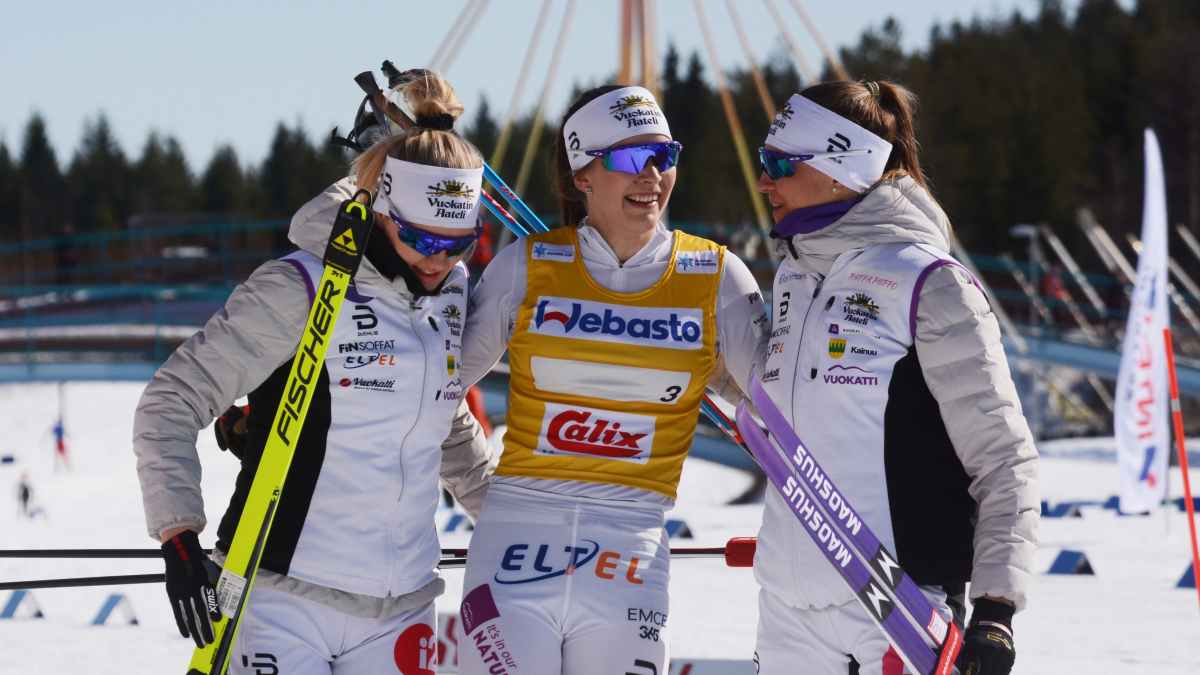 Vuokatti Ski Teamin Vilma Nissinen, Jasmin Kähärä ja Eveliina Piippo juhlii Suomen Cupin osakilpailu- ja kokonaiskilpailun voittoa.