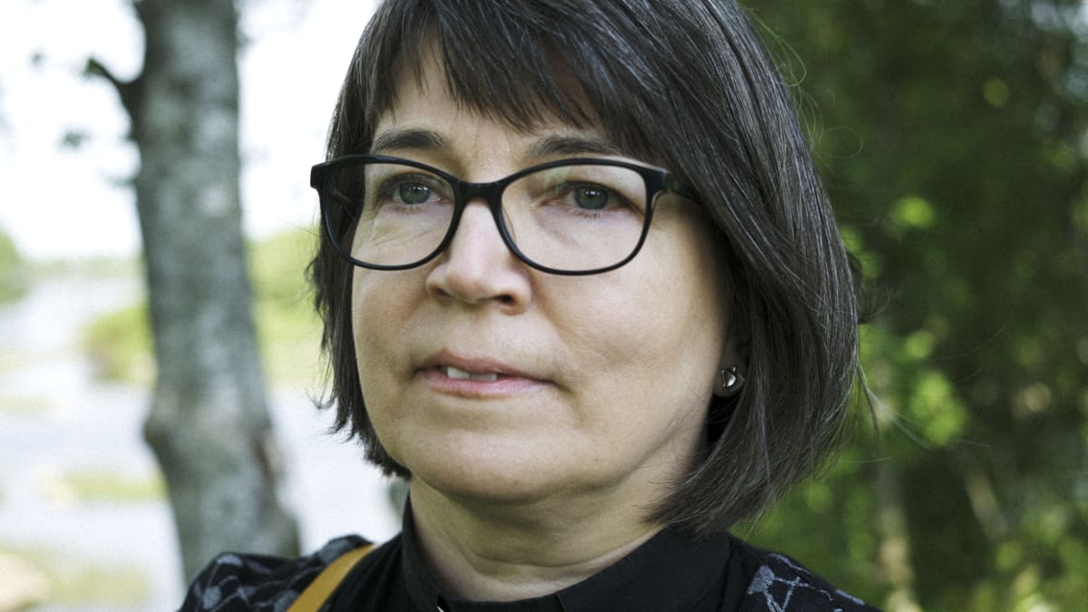 Kirkkoherra Eija Nivala(nainen) katsoo ohi kameran.