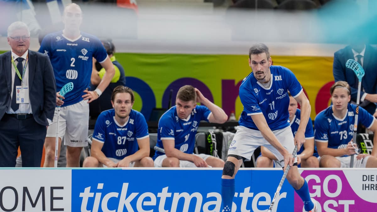 Suomen vaihtopenkillä oli mietteliäitä ilmeitä salibandyn MM-kisojen ottelussa Sveitsiä vastaan.