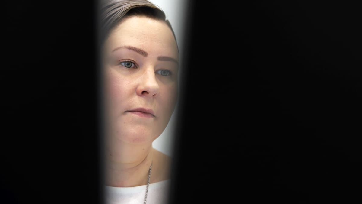 Anna-Mari Hangas-Tuovinen työskentelee tietokoneella.