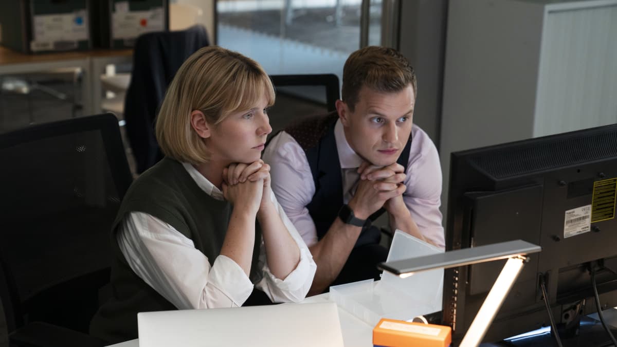 Två polisdetektiver, en kvinna och en man, tittar på en datorskärm. Scen ur krimserien Karen Pirie.
