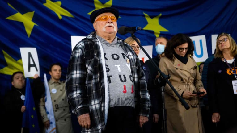 Puolen entinen presidentti Lech Walesa Pro-Eu mielenosoituksessa.