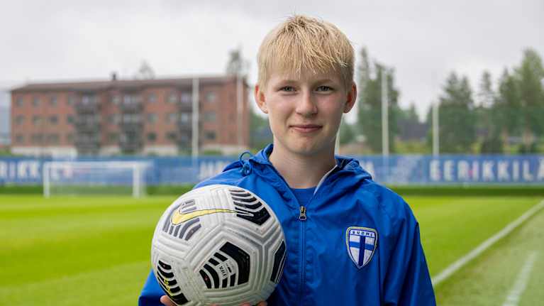 Åland Unitedia edustava hyökkääjä Olivia Ulenius poseeraa kameralle kentän laidalla.