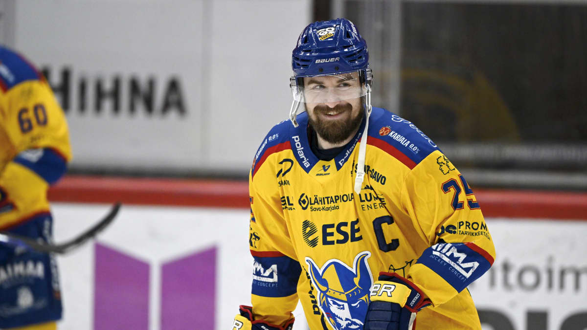Pekka Jormakka hymyilee Jukurien paidassa.