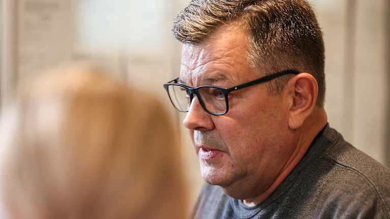 Jens Kukka median edessä Turun oikeustalolla.