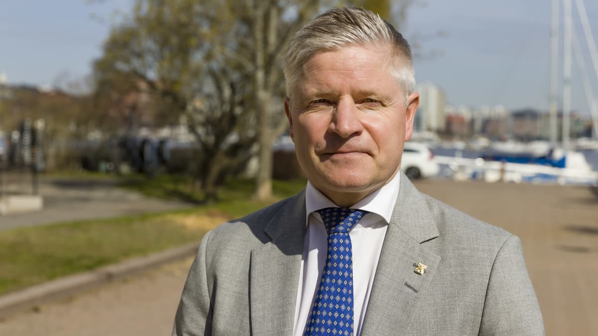 Upseeriliiton puheenjohtaja everstiluutnantti Ville Viita seisoo Katajanokalla.