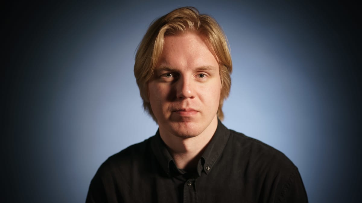 Ylen kolumnisti Antti Rönkä studiokuvassa.