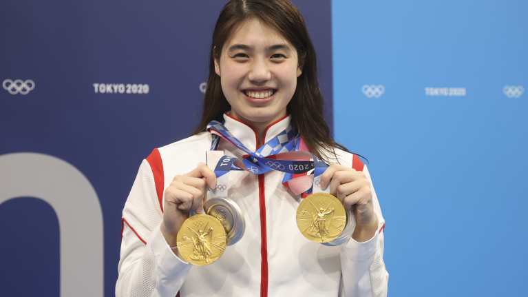 Zhang Yufei juhli Tokion olympialaisissa neljää mitalia, joista kaksi oli kultaisia ja kaksi hopeisia.