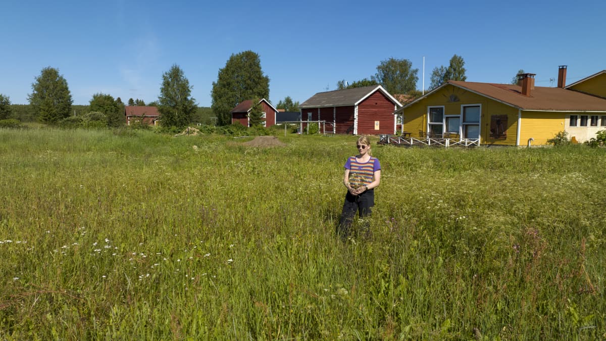 Iida Honkanen kävelemässä Harjuauttin tilalla lähistöllä Rovaniemen auttissa.