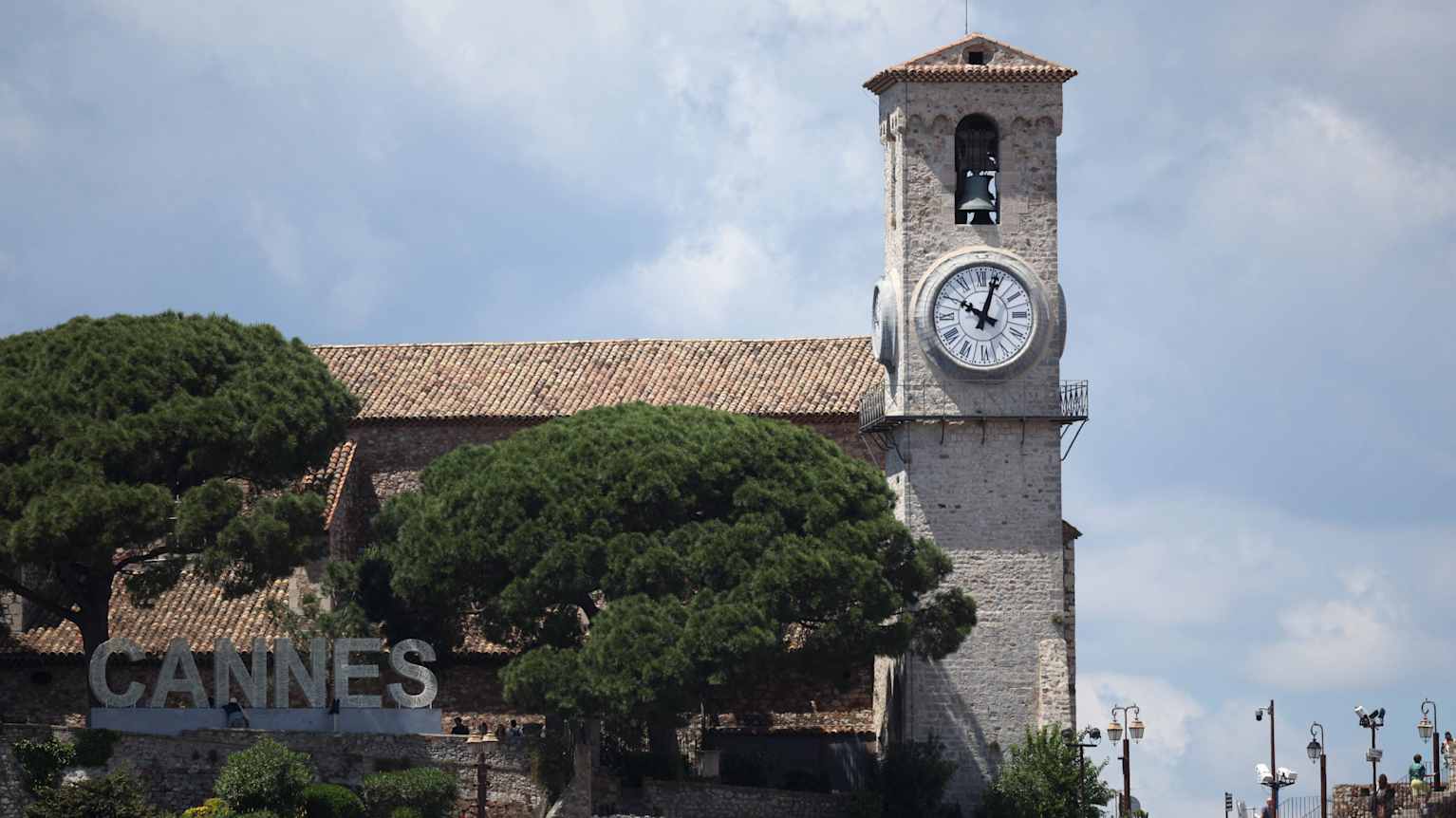 Etelä-Ranskan sähkökatkoksen aiheutti vandalismi – Cannesin näytökset  keskeytetty | Uutisia lyhyesti | Yle