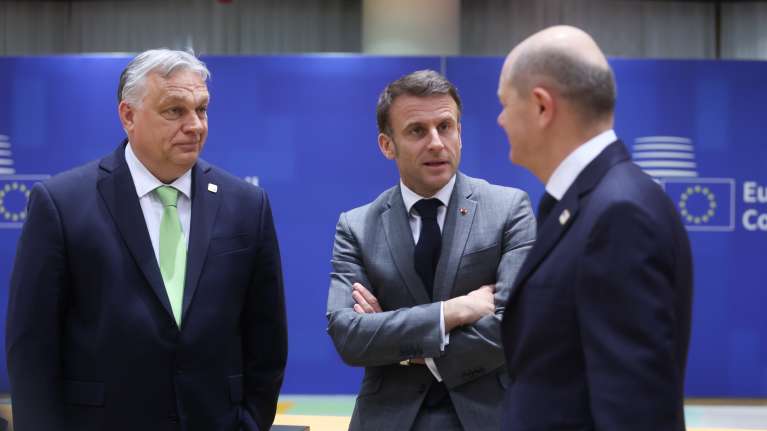 Unkarin pääministeri Viktor Orbán, Ranskan presidentti Emmanuel Macron sekä Saksan liittokansleri Olaf Scholz Brysselissä, EU-huippukokouksessa torstaina 21.3.2024.