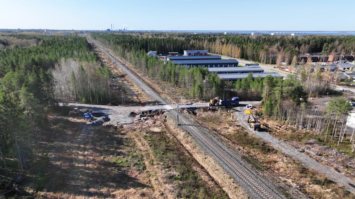 Vahtolanperän rautatien ylikulku Oulun Rajakylässä.