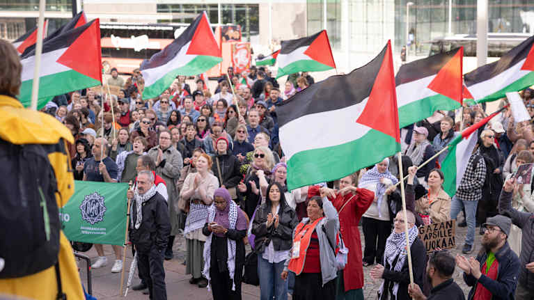 Mielenosoitus Palestiinan valtion puolesta ja Israelin sotatoimia sekä politiikkaa vastaan eduskuntatalon edessä