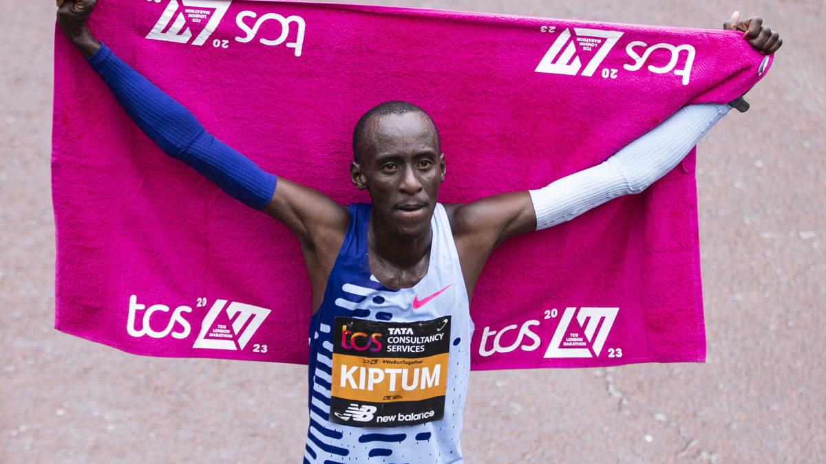 Kelvin Kiptum juhlii kuvassa Lontoon maratonin voittoaan huhtikuussa 2023.