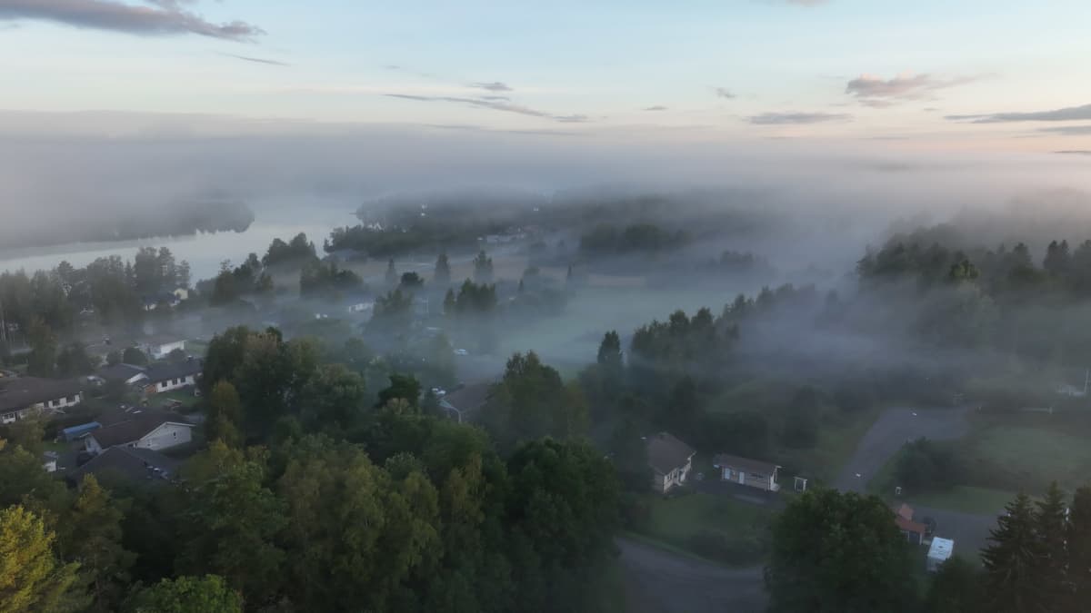 Dronekuvaa Jämsänkoskelta elokuisena aamuna. Sumu kietoo maiseman vaippaansa. 