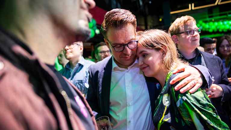 Ville Niinistö halasi Julia Sangervoa, joka sanoi olevansa vähän pettynyt.