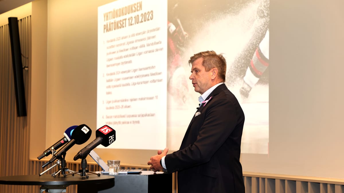 Heikki Hiltunen SM-liigan lehdistötilaisuudessa 12.10.2023.