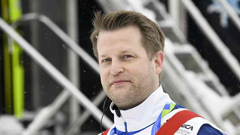 Suomen hiihtomaajoukkueen lääkäri Janne Pesonen Planican MM-kisoissa 2023.